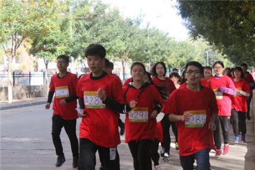  10月23日，河北民族師范學院，學院PK“迷馬”挑戰(zhàn)中，身著院服的同學們，隊形緊湊，每個人都努力奔跑。 李辰陽／攝