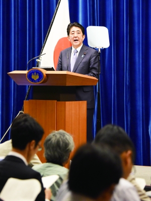8月14日，日本首相安倍晉三向記者說明戰(zhàn)后70周年談話的內(nèi)容與意義。新華/法新
