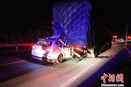 大理云浪收費(fèi)站外發(fā)生車禍致五人死亡