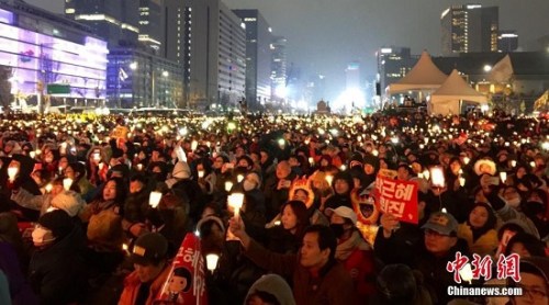 11月26日，韓國爆發(fā)“親信干政”事件后第五輪大規(guī)模集會(huì)。首爾示威人群一度游行至距離青瓦臺(tái)僅200米左右的街道，要求總統(tǒng)樸槿惠辭職對(duì)該事件負(fù)責(zé)。