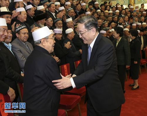 11月28日，中共中央政治局常委、全國政協(xié)主席俞正聲在北京人民大會堂會見中國伊斯蘭教協(xié)會新一屆領(lǐng)導(dǎo)班子成員，并與出席中國伊斯蘭教第十次全國代表會議的代表合影留念。新華社記者 龐興雷 攝