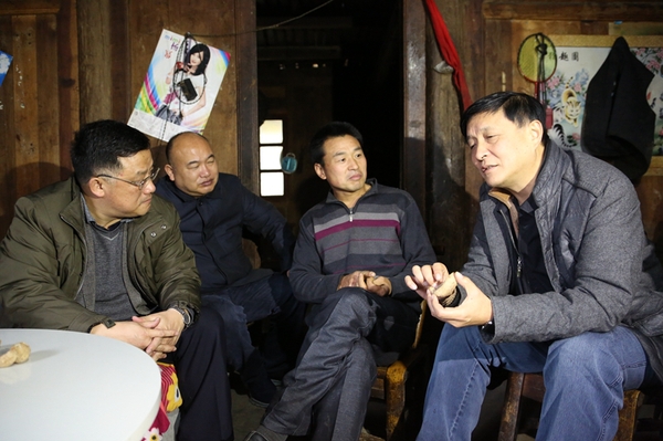 2015年11月19日，李亞隆（右一）在五峰三臺坡村農戶家中做精準扶貧調研。