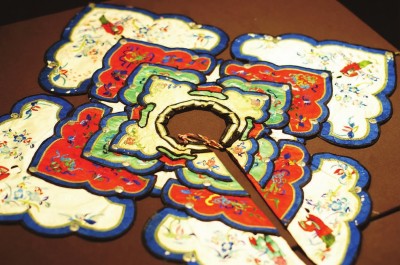 古玩數(shù)量有限，可遇不可求，也考驗經(jīng)濟實力，專家表示，藏家們可以把視野放寬點，拓展門類、聚焦當下。圖為在京津冀民間收藏文化展上亮相的民間藏品：河北刺繡女裝云肩。圖 東方IC