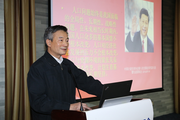 一、11月26日，全國政協(xié)副主席、民進(jìn)中央常務(wù)副主席羅富和在人口與發(fā)展高級資訊會上闡述中國轉(zhuǎn)型期人口發(fā)展戰(zhàn)略。 王克明  攝