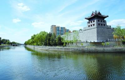 歷時(shí)兩年修復(fù)完成的東南角樓，今年建設(shè)成具有老北京歷史文化特色的圖書(shū)館，免費(fèi)向公眾開(kāi)放。