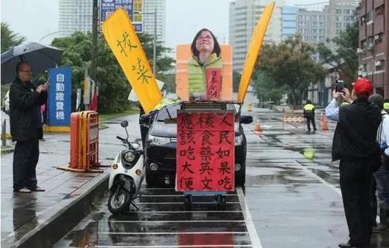 蔡英文上臺半年以來政策爭議烽火遍地，全然不思如何為臺灣經(jīng)濟(jì)尋找出路，而熱衷于清算國民黨黨產(chǎn)，制造朝野對立，民意支持度呈現(xiàn)雪崩式下滑。更有臺灣民眾在網(wǎng)絡(luò)上發(fā)起聯(lián)署，要求“罷免蔡英文”。