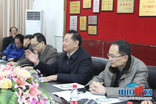 中國僑網(wǎng)湯桂荔（右二）耐心聽取桂林電線電纜集團負責人情況介紹?！￡憹h寶　攝