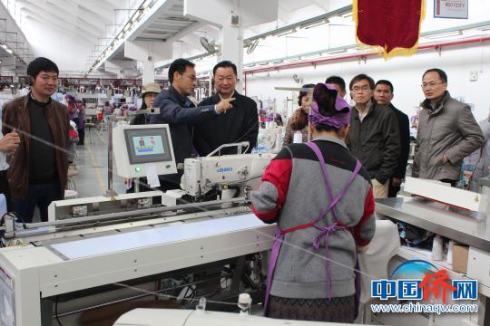 湯桂荔(前排左三)深入桂林溢達紡織有限公司生產(chǎn)車間視察。　陸漢寶 攝