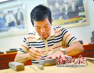 黎鏗在雕刻端硯。南方日報記者 肖雄 攝