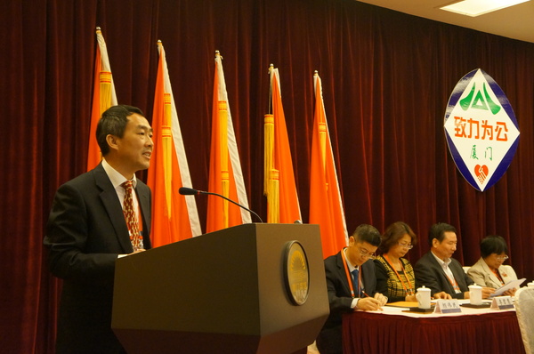 大會主席團主席、致公黨廈門市委主委俆平東作工作報告。（記者 照寧攝）5