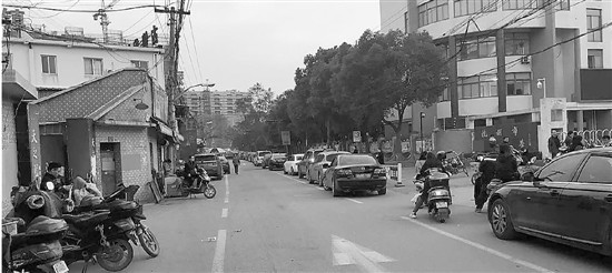 上下學(xué)期間，西行路無(wú)論機(jī)動(dòng)車(chē)非機(jī)動(dòng)車(chē)都不允許?？俊０咨珖鷻谑菍W(xué)生在校門(mén)和停車(chē)場(chǎng)之間的“安全通道”。溫雨昕 攝