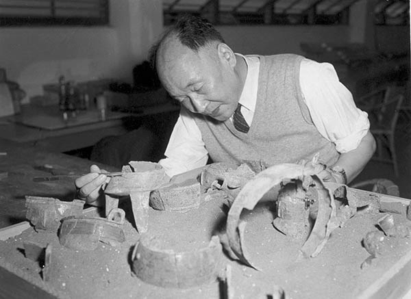 上世紀60年代初，李濟在臺灣“中研院”史語所做破損銅器粘合試驗