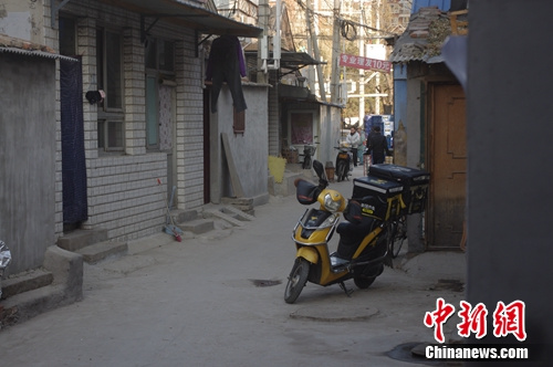 在北京豐臺(tái)區(qū)一棚戶區(qū)里，居住著很多外來(lái)務(wù)工青年。湯琪 攝