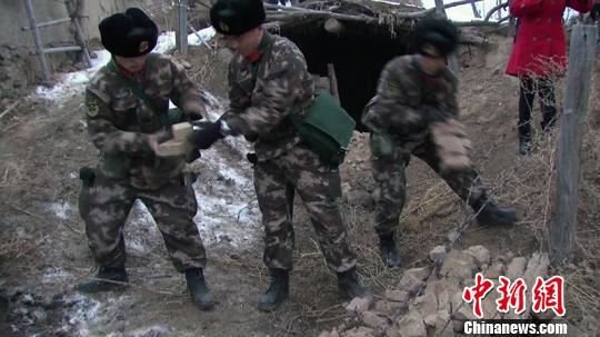 地震發(fā)生后，武警新疆總隊(duì)二支隊(duì)和昌吉支隊(duì)245名官兵協(xié)助村民對(duì)震損危房進(jìn)行清理。　徐承秀 攝