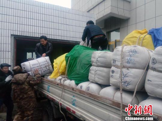 救援物資已抵達(dá)災(zāi)區(qū)。　徐承秀 攝