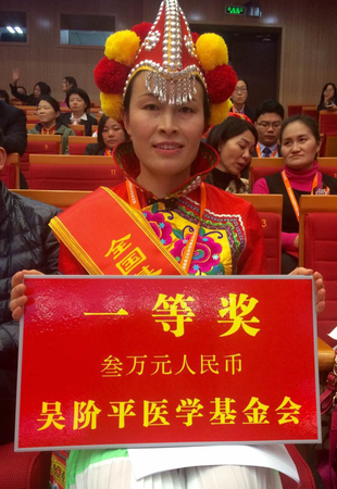 六、獲得社區(qū)團(tuán)隊(duì)一等獎(jiǎng)的周艷瓊來(lái)自云南省楚雄州祿豐縣羅次中心衛(wèi)生院。她激動(dòng)地表示：國(guó)家舉辦這次活動(dòng)很有意義，是對(duì)我們基層醫(yī)護(hù)人員工作規(guī)范的一次大練兵、大檢驗(yàn)?；厝ズ笠欢ㄒ訌?qiáng)學(xué)習(xí)，練好技術(shù)，立足基層，真真正正地為老百姓做好健康守護(hù)人！  人民政協(xié)網(wǎng)記者  張春莉  攝