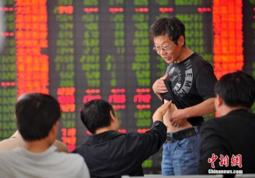 資料圖：國內(nèi)某券商散戶大廳的股民們。