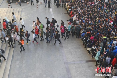 資料圖：11月27日，山西太原一公務(wù)員考點(diǎn)，考生排隊(duì)準(zhǔn)備進(jìn)入國(guó)考考場(chǎng)。武俊杰 攝
