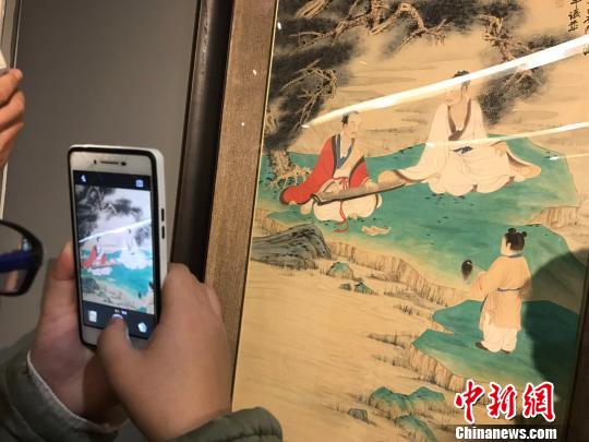 “向大師致敬——中國藝術(shù)大師精品展”10日在山西省太原美術(shù)館開展，僅三天的展覽時(shí)間吸引了眾多民眾圍觀。展覽匯集了齊白石、黃賓虹、徐悲鴻、張大千、傅抱石、劉海粟等中國二十世紀(jì)杰出藝術(shù)大師的真跡，這在中國美術(shù)展覽史上并不多見。　胡健　攝