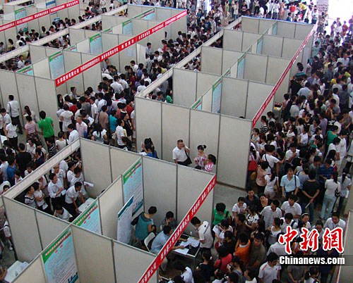 圖為招聘會(huì)現(xiàn)場人山人海的求職者。<a target='_blank' href='http://www.chinanews.com/'>中新社</a>發(fā) 付美斌 攝
