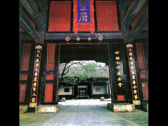 孔府上聯(lián)中的“富”字少上面一點(diǎn)，下聯(lián)中 “章”字下面的一豎一直通到上面