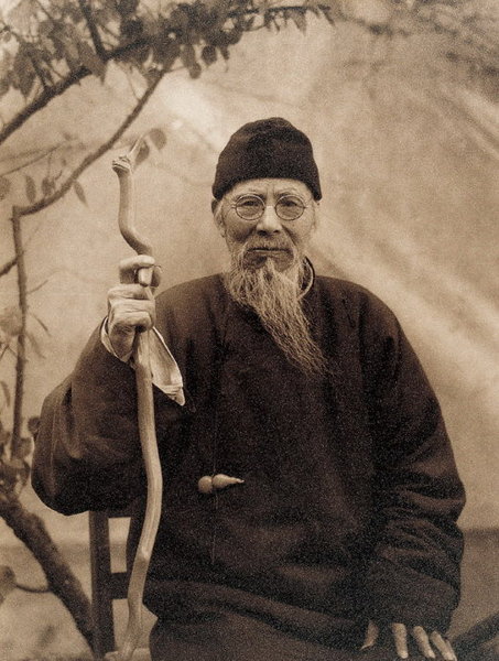 近現(xiàn)代中國繪畫大師齊白石 （1864年1月1日─1957年9月16日）曾任中央美術(shù)學(xué)院名譽(yù)教授、中國美術(shù)家協(xié)會主席等職