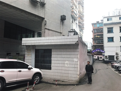 　12月13日，被殺的安某所在派出所，與樂(lè)貴建單位一墻之隔。