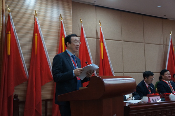 大會主席團主席、農(nóng)工黨廈門市委主委王焱作工作報告。（記者 照寧攝）4