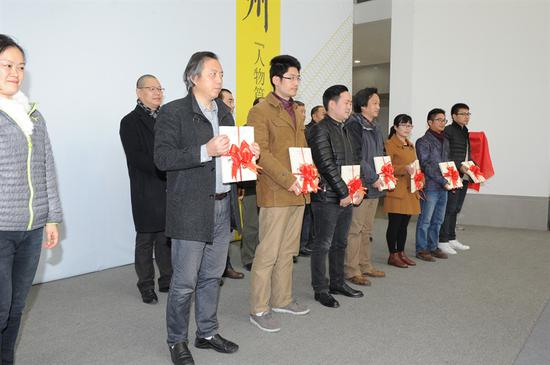 　　馬國(guó)強(qiáng)、諶宏微先、黃駿教授、劉泉義教授、曹寶泉教授向蘇州市教育局系統(tǒng)各美術(shù)教研室贈(zèng)送雙年展畫(huà)冊(cè)