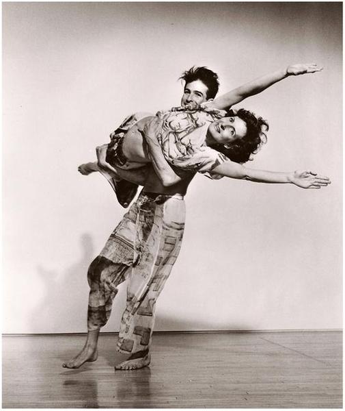 崔莎·布朗與斯蒂芬·貝托尼奧（Stephen Petronio）在《設(shè)置與重置》中，1983年。圖片來(lái)源：勞伊斯·格林菲爾德（Lois Greenfield）