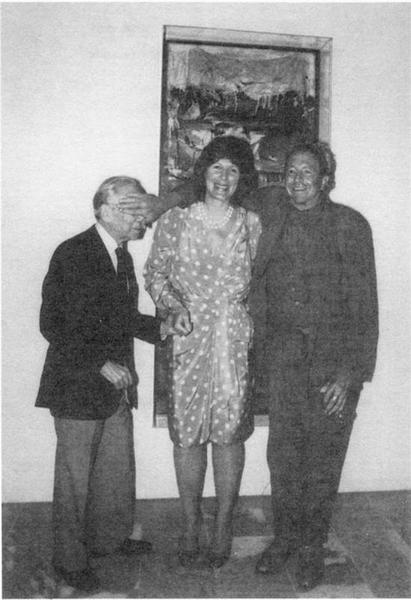 1989年5月，勞森伯格、里奧·卡斯特里和艾格尼絲·岡德（Agnes Gund）在里奧·卡斯特里贈(zèng)送勞森伯格創(chuàng)作于1955年的作品《床》給紐約現(xiàn)代美術(shù)館時(shí)合影。拍照的瞬間，勞森伯格頑皮地遮住了卡斯特里的臉。圖片來(lái)源于網(wǎng)絡(luò)