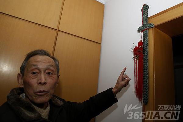 章克清老人家里放滿了各個(gè)朝代的古錢幣，架子上和柜子里都堆放著被羅列整齊的錢幣，就連墻上都懸掛著由唐朝時(shí)期古錢串制成的“寶劍”。
