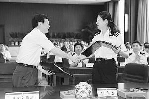 北京海關(guān)向北京市文物局移交罰沒(méi)文物現(xiàn)場(chǎng)。