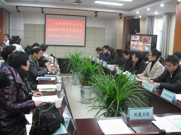 八、調(diào)研結(jié)束，陜西省和西安市衛(wèi)生計生委的有關(guān)領(lǐng)導接受央媒記者采訪。人民政協(xié)網(wǎng)記者  張春莉