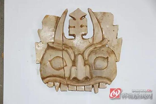 圖為溆浦縣屈原大道二期工程搶救性考古發(fā)掘中，M48號(hào)墓出土的滑石獸面