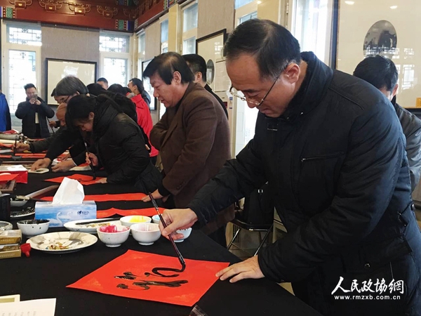書法展現(xiàn)場，藝術(shù)家們揮毫為軍營書寫春聯(lián)。_副本