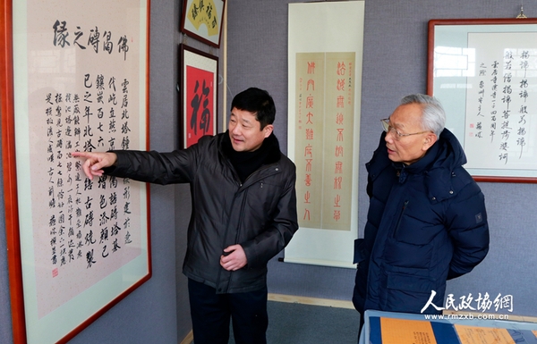 圖為中青年書法家蘇城和全國政協(xié)委員趙學(xué)敏在展覽現(xiàn)場觀看作品。_副本