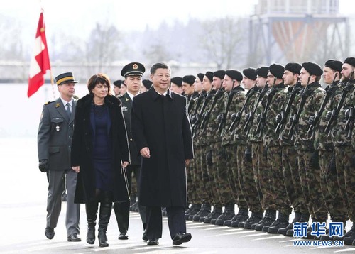 1月15日，國(guó)家主席習(xí)近平乘專機(jī)抵達(dá)蘇黎世，開(kāi)始對(duì)瑞士聯(lián)邦進(jìn)行國(guó)事訪問(wèn)。 這是習(xí)近平在瑞士聯(lián)邦主席洛伊特哈德陪同下檢閱儀仗隊(duì)。新華社記者 蘭紅光 攝