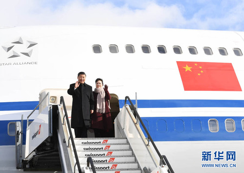 1月15日，國(guó)家主席習(xí)近平乘專機(jī)抵達(dá)蘇黎世，開(kāi)始對(duì)瑞士聯(lián)邦進(jìn)行國(guó)事訪問(wèn)。 這是習(xí)近平和夫人彭麗媛步出艙門(mén)。 新華社記者 饒愛(ài)民 攝
