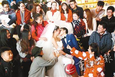 在書(shū)店里舉行婚禮 這對(duì)重慶小夫妻好浪漫