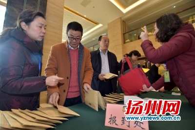 昨天，參加市政協(xié)八屆一次會議的委員們陸續(xù)趕赴會議中心報到。董輝攝
