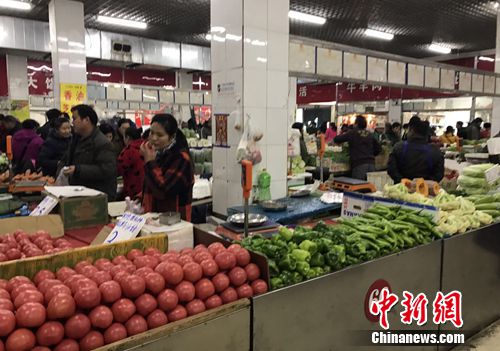 北京一家農(nóng)貿(mào)市場(chǎng)內(nèi)。<a target='_blank' href='http://www.chinanews.com/' >中新網(wǎng)</a> 種卿 攝
