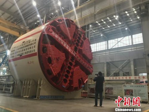 一位記者在鐵建重工的車間拍攝?！√菩∏?攝