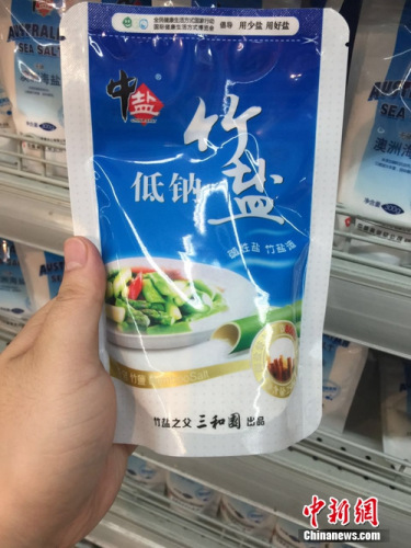 超市中在售的價(jià)位比較高的低鈉鹽。<a target='_blank' href='http://www.chinanews.com/' >中新網(wǎng)</a> 吳濤 攝
