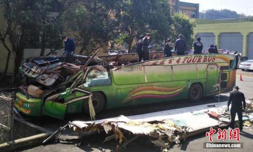 資料圖 有關(guān)人員在對游覽車進行細致勘驗。 <a target=&apos;_blank&apos; href=&apos;http://www.chinanews.com/&apos;><p align=