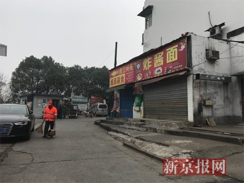 案發(fā)地點(diǎn)位于武昌火車站東廣場(chǎng)附近的城中村，地上的血跡被清理干凈了。 新京報(bào)記者 曹曉波攝