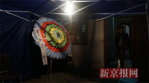 家屬在出租屋搭設(shè)靈堂，放置花圈。新京報(bào)記者 曹曉波攝