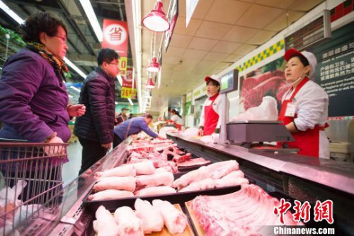 資料圖：市民選購(gòu)豬肉?！?jiān)?攝