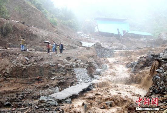資料圖：2016年9月18至19日，四川攀枝花市境內(nèi)出現(xiàn)特大暴雨，該市仁和區(qū)大田鎮(zhèn)、平地鎮(zhèn)、務(wù)本鄉(xiāng)和東區(qū)銀江鎮(zhèn)等地受災(zāi)嚴(yán)重，四川防汛抗旱指揮部稱，此次強(qiáng)降雨已致攀枝花市4個(gè)縣(區(qū))15個(gè)鄉(xiāng)鎮(zhèn)12669人受災(zāi)，6人死亡、11人失蹤。據(jù)悉，此次暴雨攀枝花市8個(gè)監(jiān)測(cè)點(diǎn)降雨量達(dá)100毫米以上，主要分布在東區(qū)和仁和區(qū)。其中仁和區(qū)水淌田水庫(kù)監(jiān)測(cè)點(diǎn)降雨量達(dá)236.2毫米。多個(gè)縣區(qū)出現(xiàn)大面積山體滑坡、塌方、泥石流、山洪等自然災(zāi)害，個(gè)別地方高速公路道路阻斷、隧道塌方、民房沖毀。吳從昊 攝