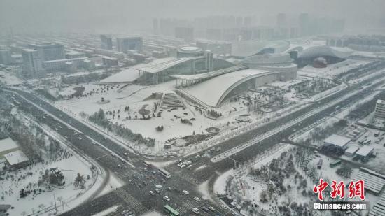 2月21日，呼和浩特降下大雪，交通受阻，市內(nèi)快速路全線封閉，當(dāng)?shù)貧庀蟛块T發(fā)布暴雪黃色預(yù)警與道路結(jié)冰黃色預(yù)警信號。徐小鋼 攝